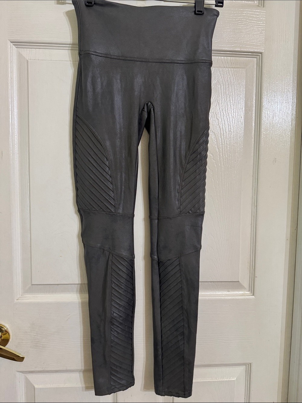 SPANX Gray Sculpting Leggings with Red Brand Tag Sz Medium